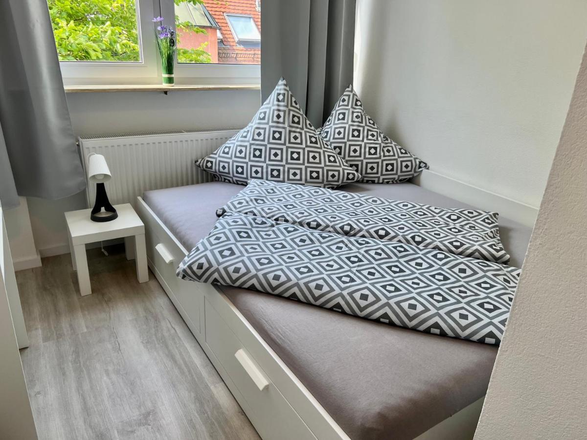 Nujen- Hotel Und Apartment Stuttgart Zuffenhausen Esterno foto